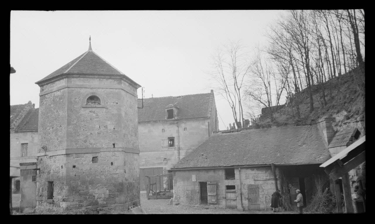 Levert photographie Chez Monsieur Scart. Ferme de Monsieur Ferluc. Pigeonnier, poulailler et porcherie Picardie, France 1944/5/2 Ph.1944.103.21 Photo