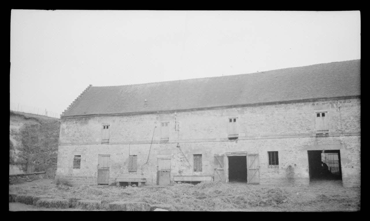 Levert photographie Chez Monsieur Scart. Ferme de Monsieur Ferluc. Bouverie Picardie, France 1944/5/2 Ph.1944.103.22 Photo
