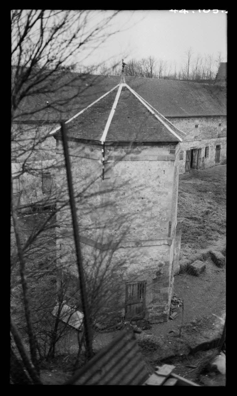 Levert photographie Chez Monsieur Scart. Ferme de Monsieur Ferluc. Pigeonnier vue d'une hauteur Picardie, France 1944/5/2 Ph.1944.103.23 Photo