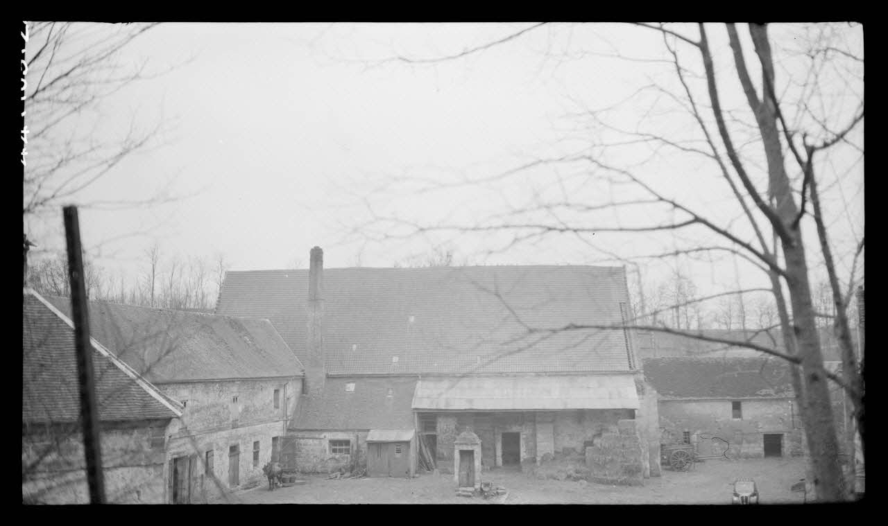 Levert photographie Chez Monsieur Scart. Ferme de Monsieur Ferluc. Grange et puits Picardie, France 1944/5/2 Ph.1944.103.24 Photo