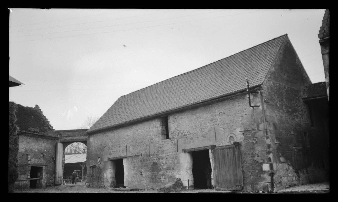 Levert photographie Chez Monsieur Scart. Ferme de Monsieur Ferluc. Ecuries Picardie, France 1944/5/2 Ph.1944.103.25 Photo