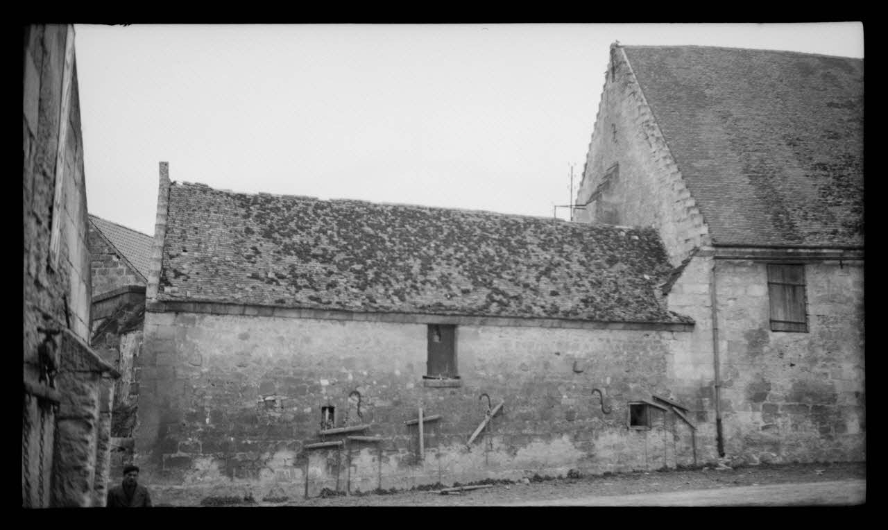 Levert photographie Chez Monsieur Scart. Ferme de Monsieur Ferluc. Extérieur, entrée de la ferme du côté grange Picardie, France 1944/5/10 Ph.1944.103.26 Photo