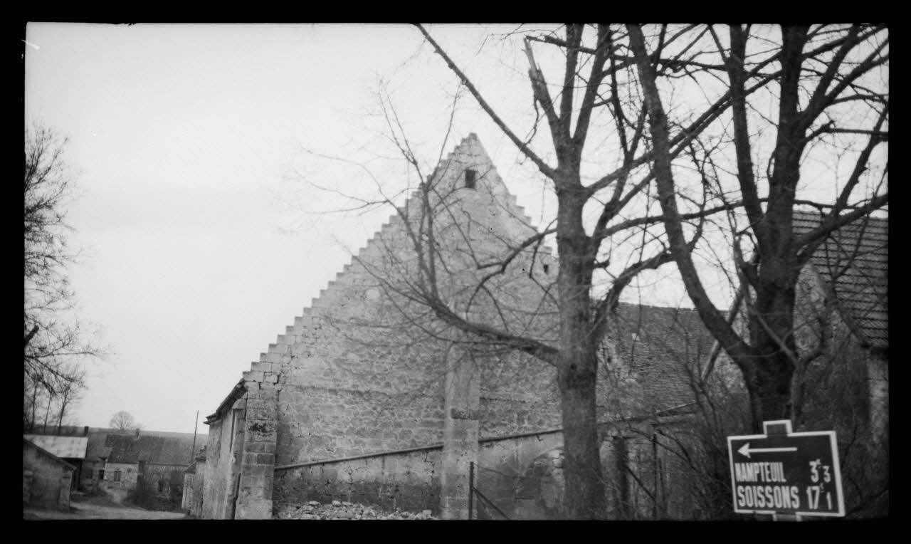 Levert photographie Chez Monsieur Scart. Ferme de Monsieur Ferluc. Extérieur avec pignon de la grange vers les bergeries Picardie, France 1944/5/10 Ph.1944.103.27 Photo