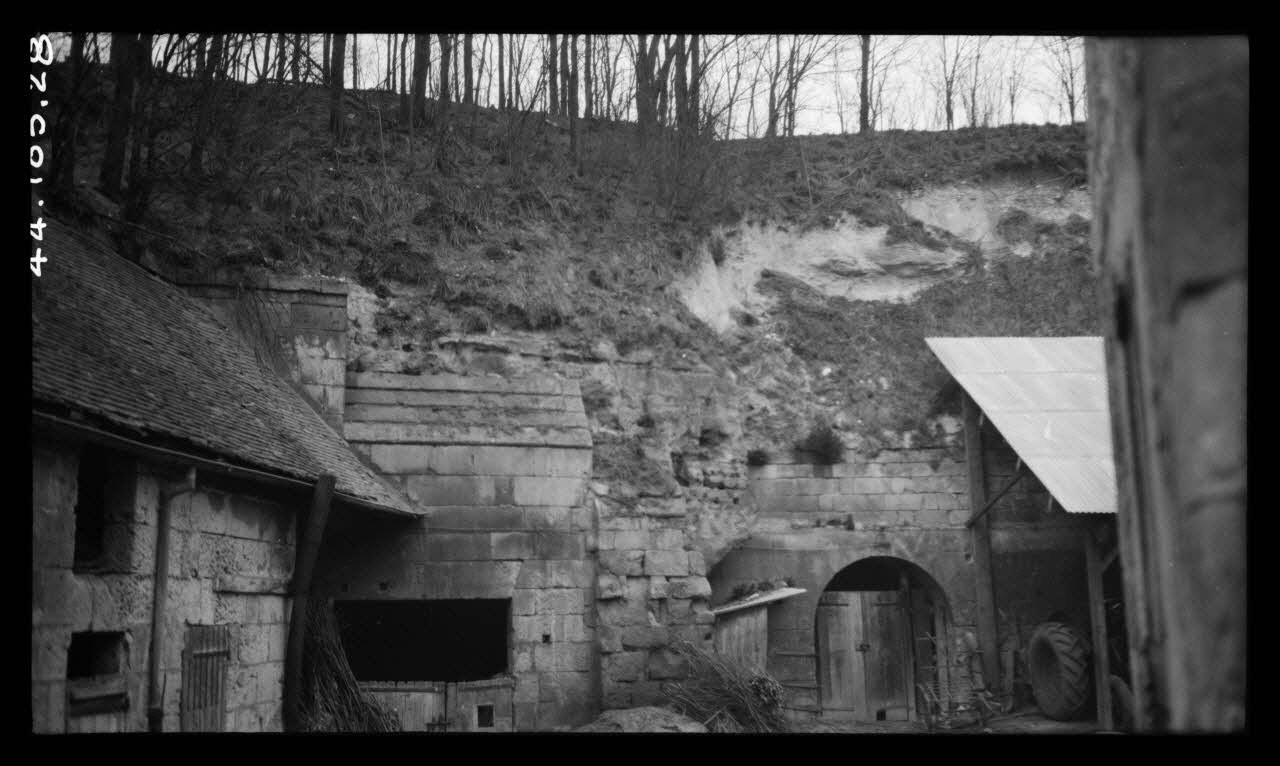 Levert photographie Chez Monsieur Scart. Ferme de Monsieur Ferluc. Intérieur, fond de la cour vers les grottes Picardie, France 1944/5/10 Ph.1944.103.28 Photo