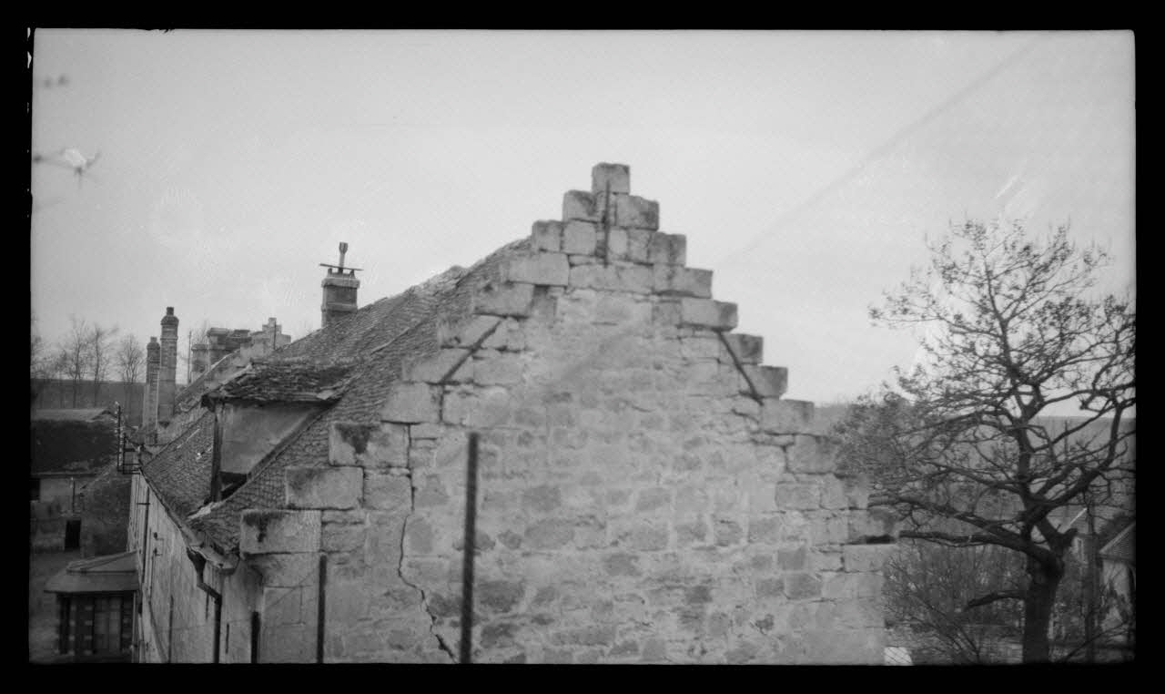 Levert photographie Chez Monsieur Scart. Ferme de Monsieur Ferluc. Pignon d'habitation Picardie, France 1944/5/10 Ph.1944.103.30 Photo