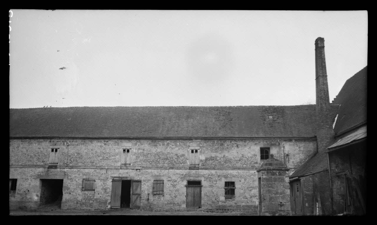 Levert photographie Chez Monsieur Scart. Ferme de Monsieur Ferluc. Côté puits : angle de la grange et pulperie Picardie, France 1944/5/10 Ph.1944.103.31 Photo
