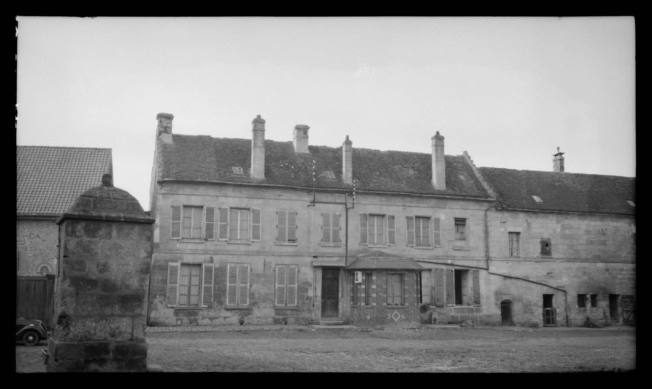Levert photographie Chez Monsieur Scart. Ferme de Monsieur Ferluc. Intérieur, habitation Picardie, France 1944/5/2 Ph.1944.103.32 Photo