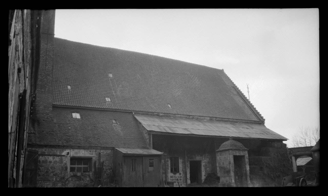 Levert photographie Chez Monsieur Scart. Ferme de Monsieur Ferluc. Grange et entrée Picardie, France 1944/5/2 Ph.1944.103.33 Photo