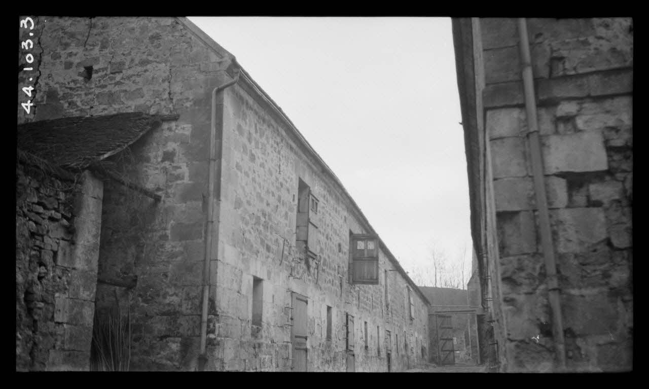 Levert photographie Chez Monsieur Scart. Ferme de Monsieur Ferluc. Bergerie et passage secondaire Picardie, France 1944/5/2 Ph.1944.103.34 Photo