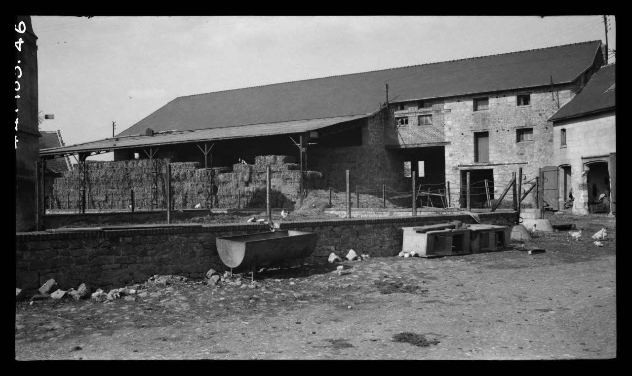 Levert photographie Ferme de Madame Veuve Gaudron. Intérieur avec la grange et le fumier Picardie, France 1944/5/20 Ph.1944.103.46 Photo