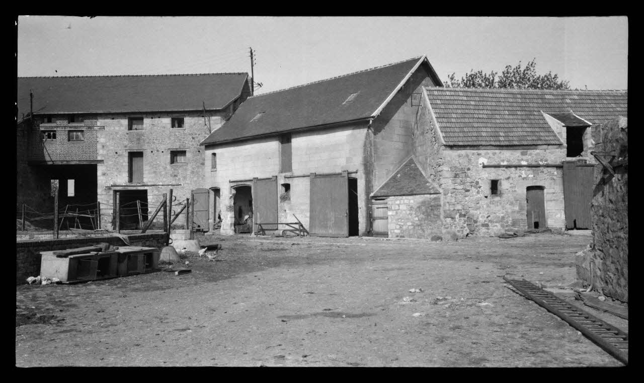 Levert photographie Ferme de Madame Veuve Gaudron. Intérieur avec les étables, la porcherie et le poulailler Picardie, France 1944/5/20 Ph.1944.103.47 Photo
