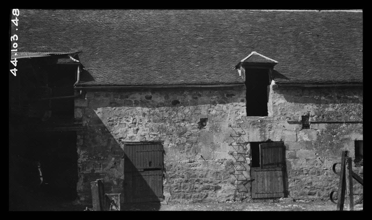 Levert photographie Ferme de Madame Veuve Gaudron. Intérieur. Détail de la bergerie Picardie, France 1944/5/20 Ph.1944.103.48 Photo