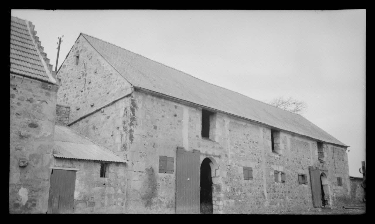 Levert photographie Ferme de Madame Veuve Gaudron. Intérieur avec les bouveries Picardie, France 1944/5/20 Ph.1944.103.49 Photo