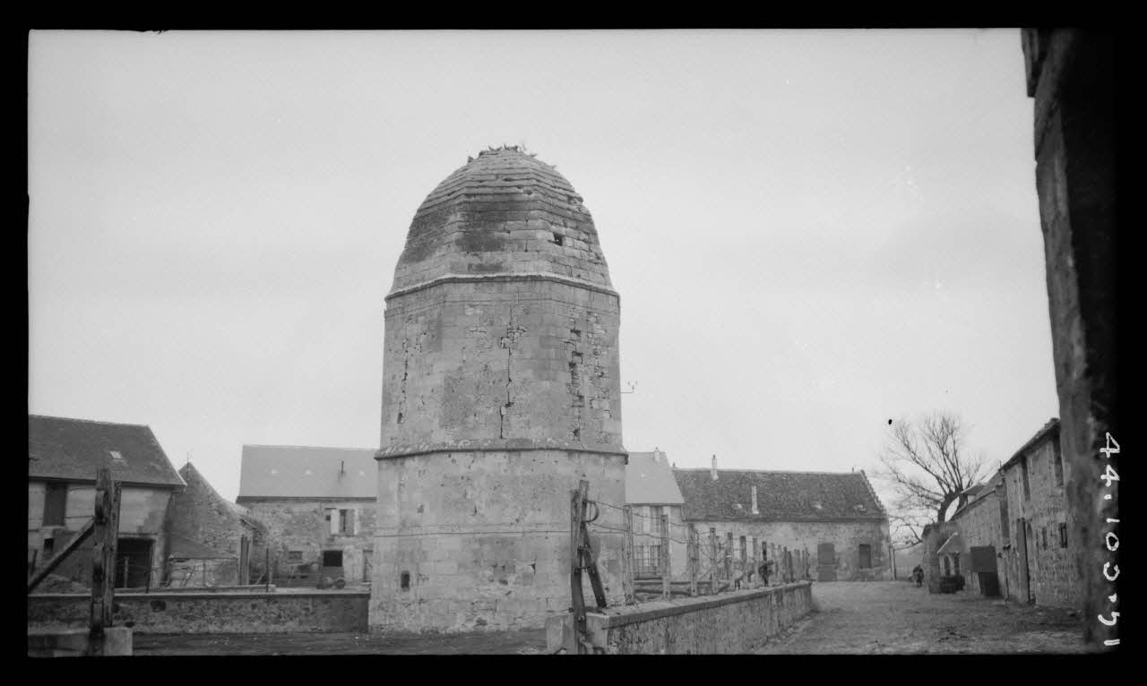 Levert photographie Ferme de Madame Veuve Gaudron. Pigeonnier de la ferme au centre de la cour Picardie, France 1944/5/20 Ph.1944.103.51 Photo