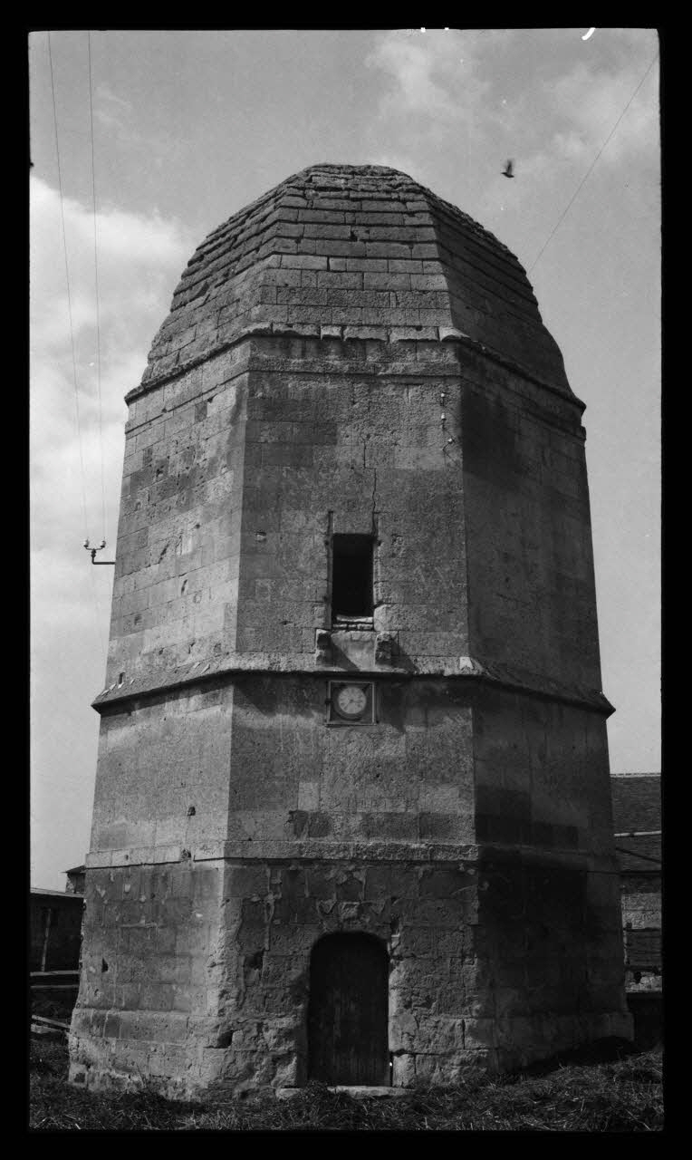 Levert photographie Ferme de Madame Veuve Gaudron. Intérieur avec pigeonnier de la ferme au centre de la cour Picardie, France 1944/5/20 Ph.1944.103.52 Photo