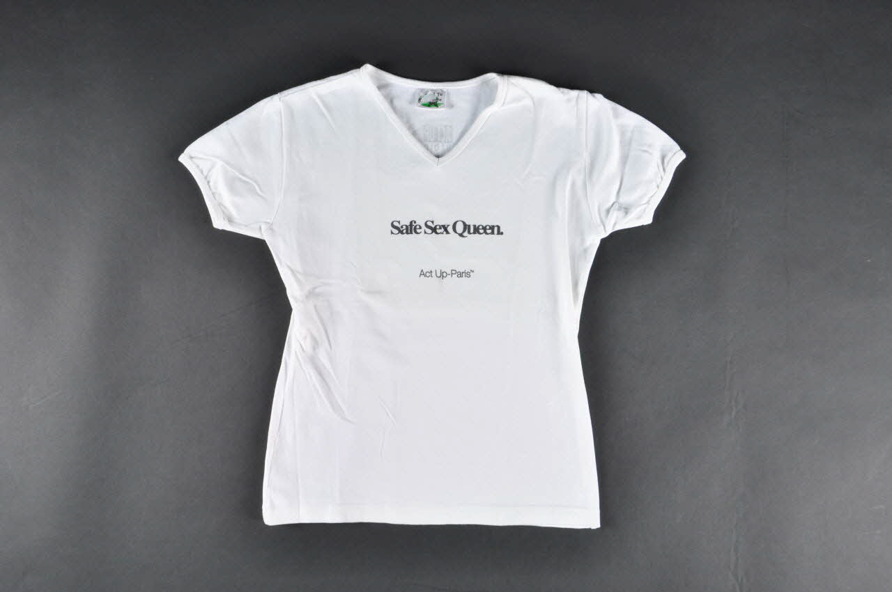 Act Up-Paris T shirt "Safe sex queen"  (Reine du safe  sex) Île-de-France, France 2001/6 2002.31.10 Photo Mucem