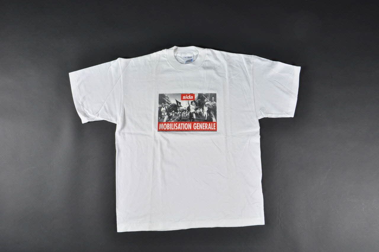 Act Up-Paris T shirt Sida mobilisation générale Île-de-France, France 1992 2002.31.35 Photo Mucem