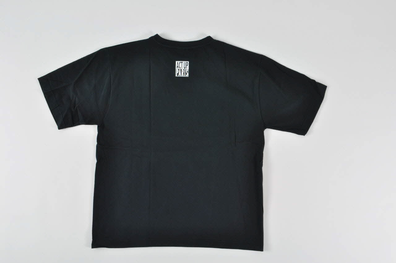 Act Up-Paris T shirt "Safe sex queen" noir  (Reine du safe sex) Île-de-France, France 2001/6 2002.31.9 Photo Mucem