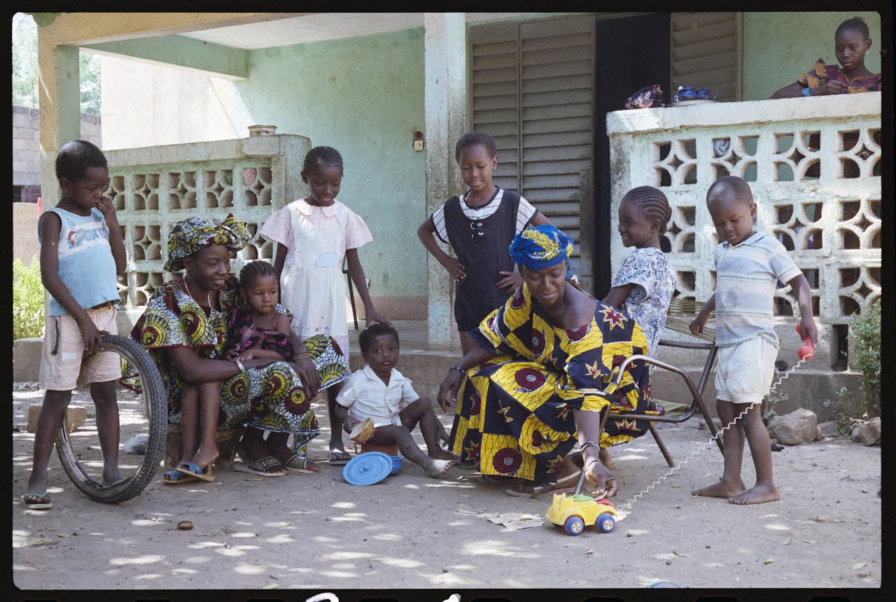 G. Meurillon ; Musée national du Mali (Bamako) photographie MNATP. Exposition. Liens de famille (17 avril 1991 - 29 juillet 1991) 1991 Ph.1991.120.31 Photo