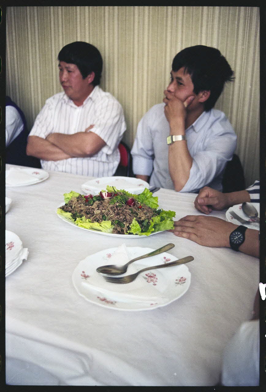 photographie Pratiques et comportements des minorités en France : croyances et rites accouchement - naissance. Rituel de naissance Hmong (cf. Minute) Ile-de-France, France 1991 Ph.1991.121.100 Photo