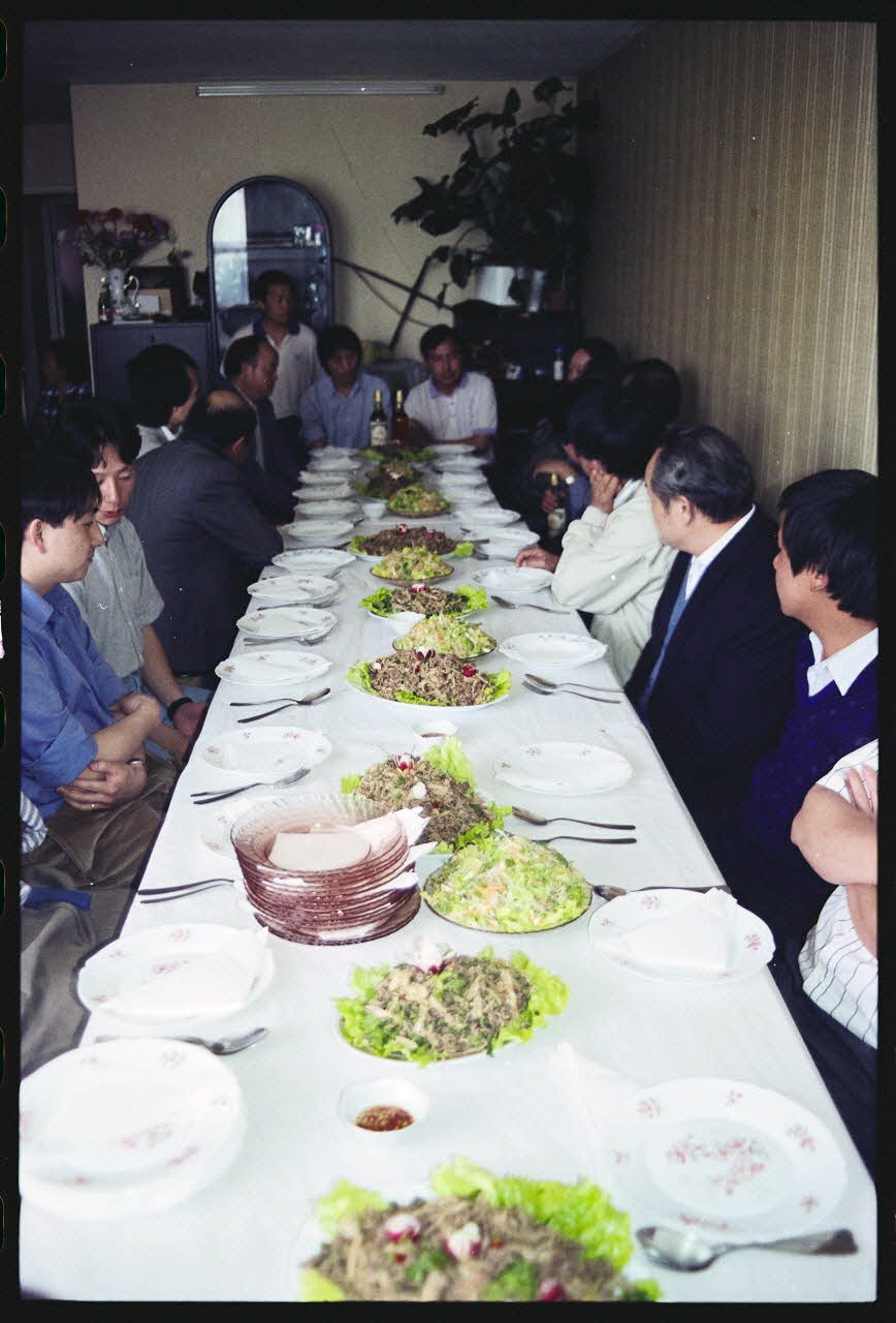 photographie Pratiques et comportements des minorités en France : croyances et rites accouchement - naissance. Rituel de naissance Hmong (cf. Minute) Ile-de-France, France 1991 Ph.1991.121.103 Photo