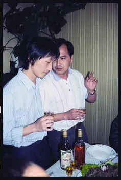 photographie Pratiques et comportements des minorités en France : croyances et rites accouchement - naissance. Rituel de naissance Hmong (cf. Minute) Ile-de-France, France 1991 Ph.1991.121.105  Photo