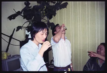 photographie Pratiques et comportements des minorités en France : croyances et rites accouchement - naissance. Rituel de naissance Hmong (cf. Minute) Ile-de-France, France 1991 Ph.1991.121.106  Photo