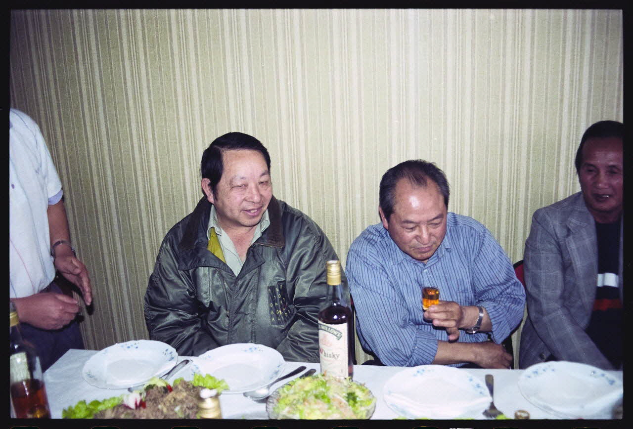 photographie Pratiques et comportements des minorités en France : croyances et rites accouchement - naissance. Rituel de naissance Hmong (cf. Minute) Ile-de-France, France 1991 Ph.1991.121.107 Photo