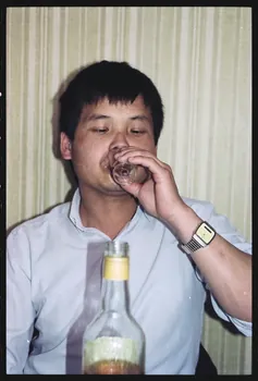 photographie Pratiques et comportements des minorités en France : croyances et rites accouchement - naissance. Rituel de naissance Hmong (cf. Minute) Ile-de-France, France 1991 Ph.1991.121.110  Photo