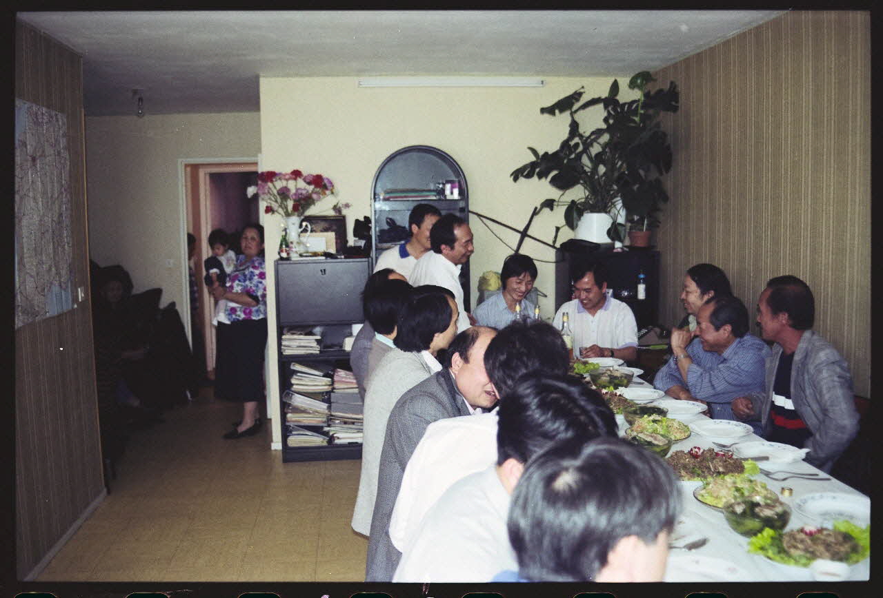 photographie Pratiques et comportements des minorités en France : croyances et rites accouchement - naissance. Rituel de naissance Hmong (cf. Minute) Ile-de-France, France 1991 Ph.1991.121.112 Photo