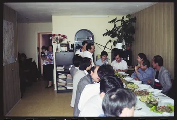 photographie Pratiques et comportements des minorités en France : croyances et rites accouchement - naissance. Rituel de naissance Hmong (cf. Minute) Ile-de-France, France 1991 Ph.1991.121.112  Photo