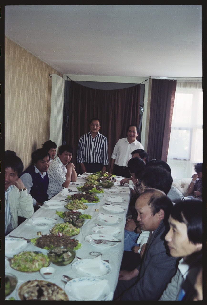 photographie Pratiques et comportements des minorités en France : croyances et rites accouchement - naissance. Rituel de naissance Hmong (cf. Minute) Ile-de-France, France 1991 Ph.1991.121.113 Photo