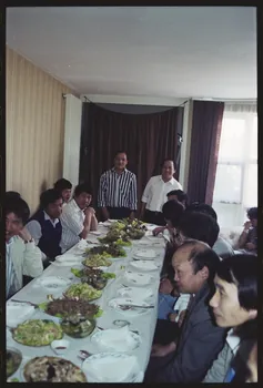 photographie Pratiques et comportements des minorités en France : croyances et rites accouchement - naissance. Rituel de naissance Hmong (cf. Minute) Ile-de-France, France 1991 Ph.1991.121.113  Photo