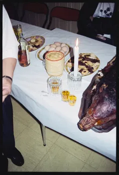 photographie Pratiques et comportements des minorités en France : croyances et rites accouchement - naissance. Rituel de naissance Hmong (cf. Minute) Ile-de-France, France 1991 Ph.1991.121.92  Photo