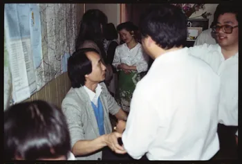 photographie Pratiques et comportements des minorités en France : croyances et rites accouchement - naissance. Rituel de naissance Hmong (cf. Minute) Ile-de-France, France 1991 Ph.1991.121.93  Photo
