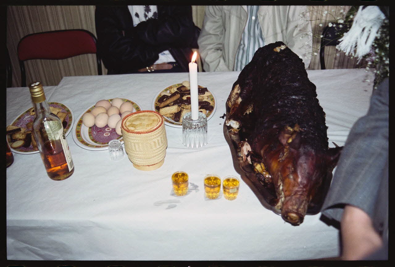 photographie Pratiques et comportements des minorités en France : croyances et rites accouchement - naissance. Rituel de naissance Hmong (cf. Minute) Ile-de-France, France 1991 Ph.1991.121.94 Photo