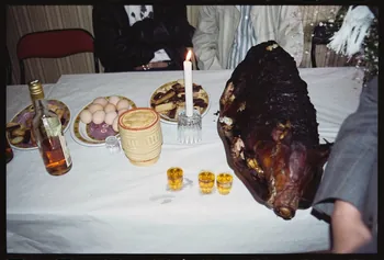 photographie Pratiques et comportements des minorités en France : croyances et rites accouchement - naissance. Rituel de naissance Hmong (cf. Minute) Ile-de-France, France 1991 Ph.1991.121.94  Photo