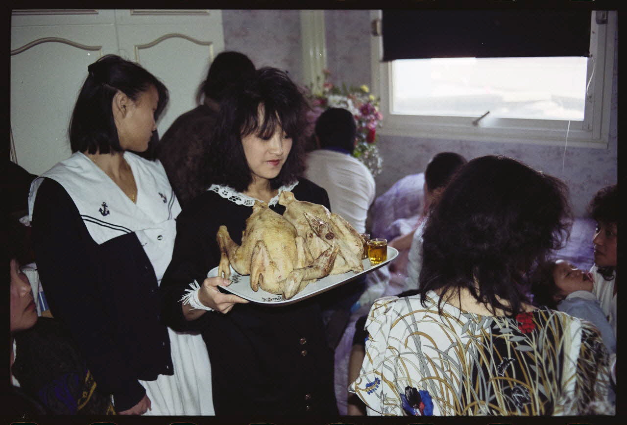 photographie Pratiques et comportements des minorités en France : croyances et rites accouchement - naissance. Rituel de naissance Hmong (cf. Minute) Ile-de-France, France 1991 Ph.1991.121.96 Photo