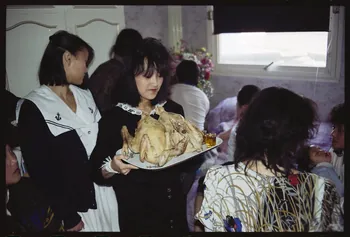 photographie Pratiques et comportements des minorités en France : croyances et rites accouchement - naissance. Rituel de naissance Hmong (cf. Minute) Ile-de-France, France 1991 Ph.1991.121.96  Photo