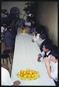 photographie Pratiques et comportements des minorités en France : croyances et rites accouchement - naissance. Rituel de naissance Hmong (cf. Minute) Ile-de-France, France 1991 Ph.1991.121.98  Photo