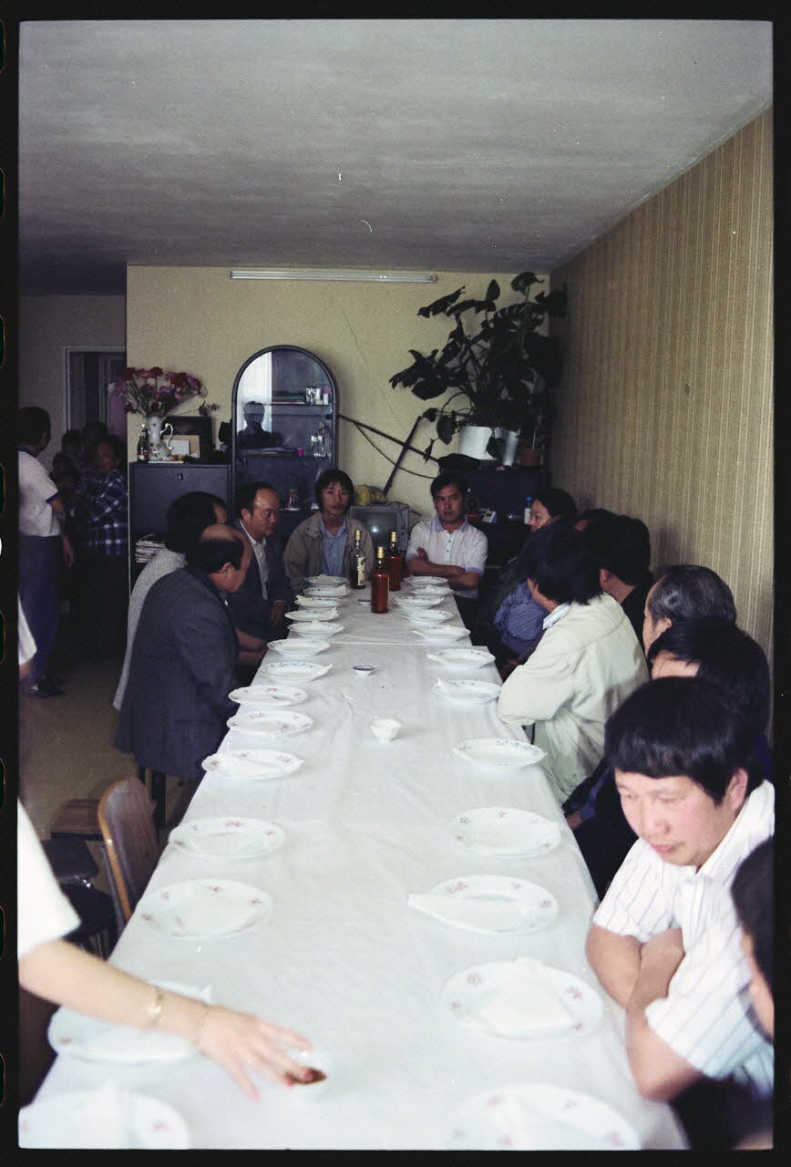photographie Pratiques et comportements des minorités en France : croyances et rites accouchement - naissance. Rituel de naissance Hmong (cf. Minute) Ile-de-France, France 1991 Ph.1991.121.99 Photo