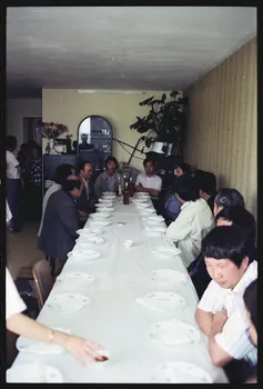 photographie Pratiques et comportements des minorités en France : croyances et rites accouchement - naissance. Rituel de naissance Hmong (cf. Minute) Ile-de-France, France 1991 Ph.1991.121.99  Photo