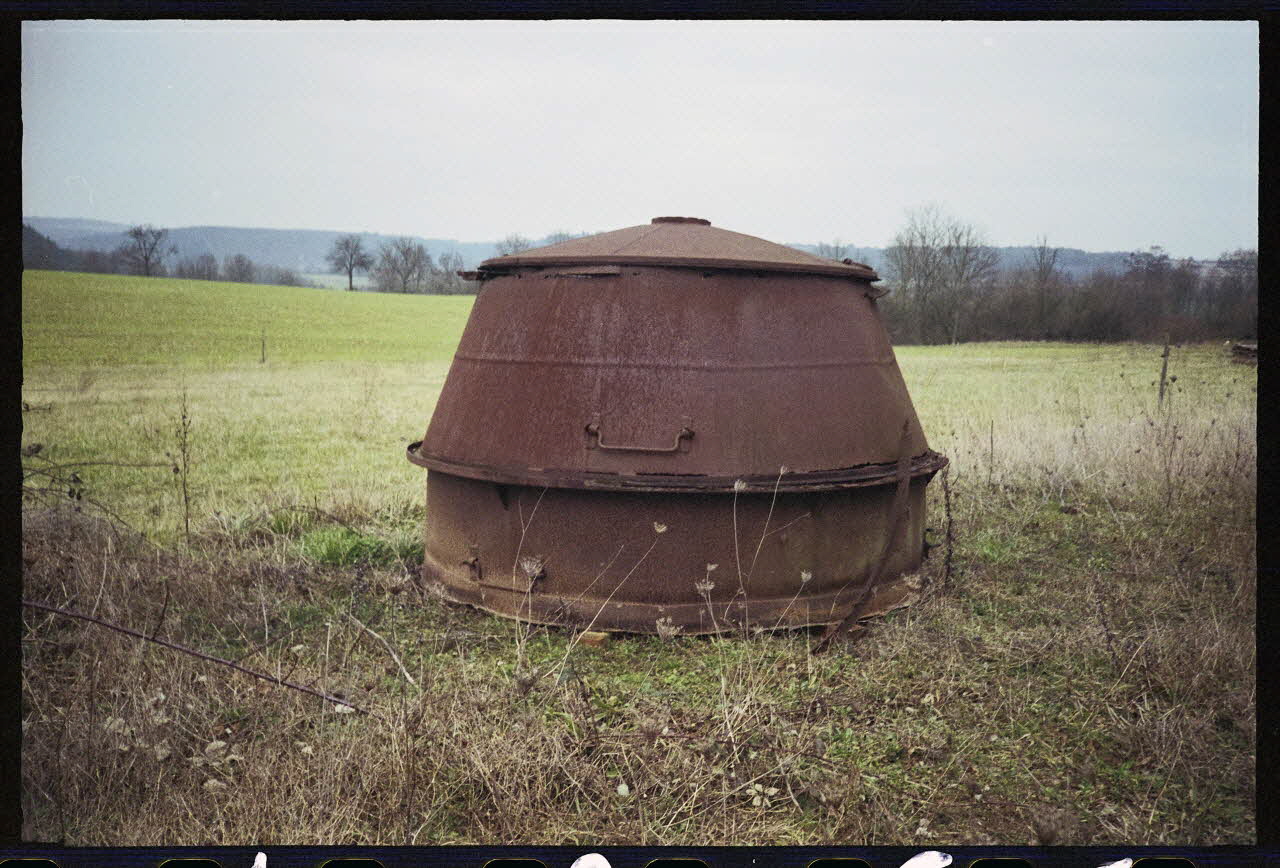 Bernadette Guichard photographie Four à charbon de bois utilisé jusqu'en 1945-46, dans les bois de Mantoche Franche-Comté, France 1993 Ph.1993.8.1 Photo