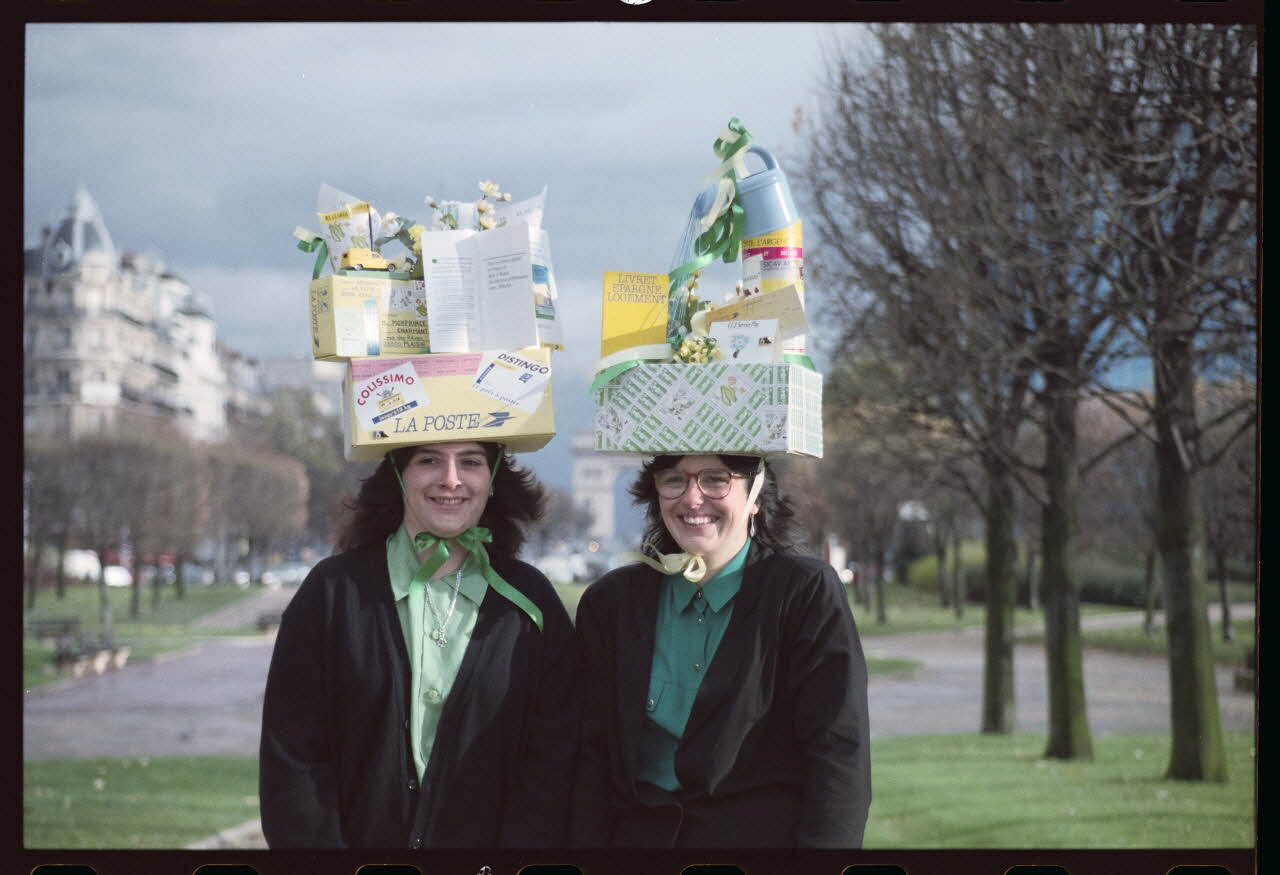 Anonyme photographie Catherinettes du bureau de poste du 17e arrondissement Ile-de-France, France 1993 Ph.1993.85.1 Photo