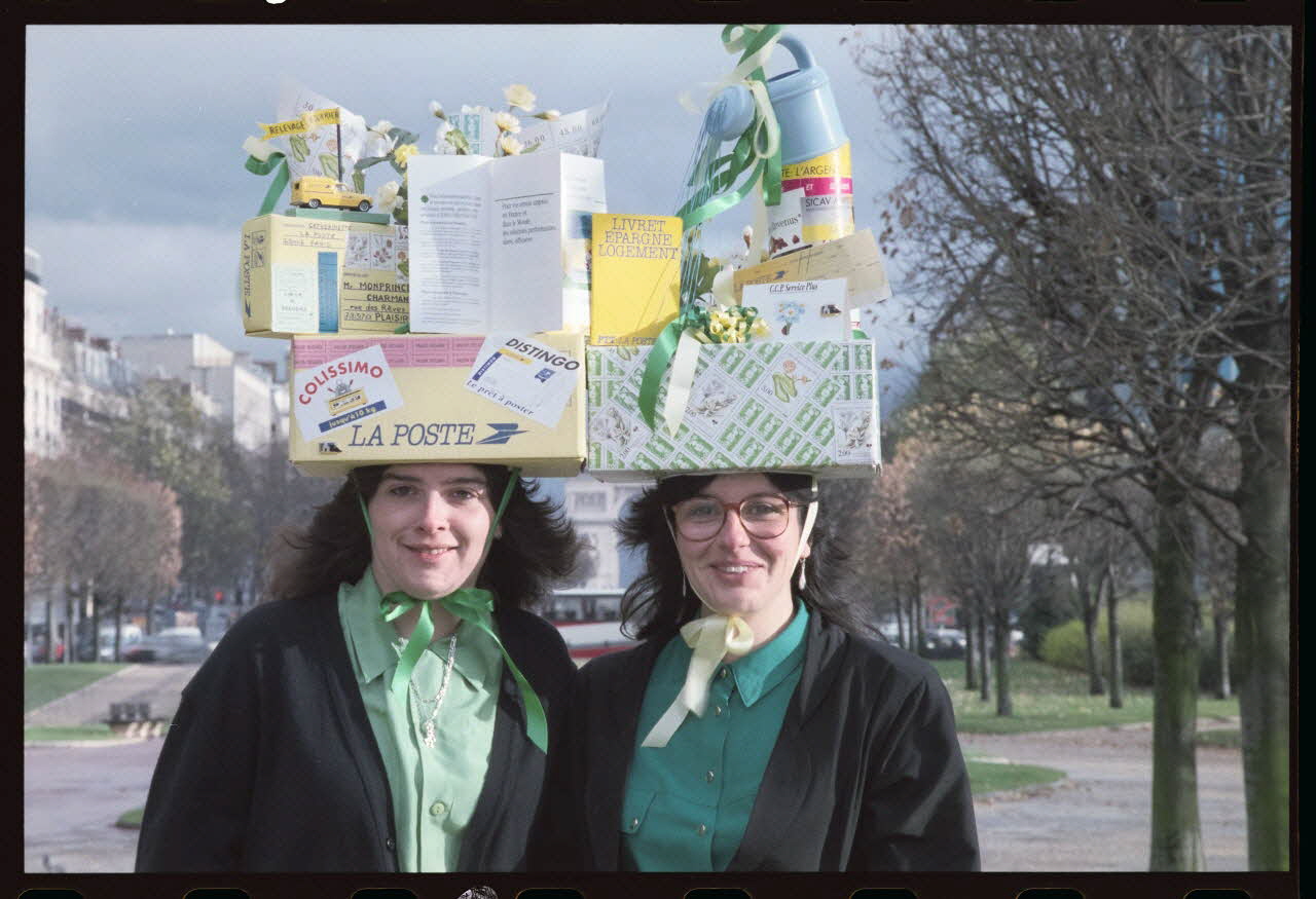 Anonyme photographie Catherinettes du bureau de poste du 17e arrondissement Ile-de-France, France 1993 Ph.1993.85.2 Photo
