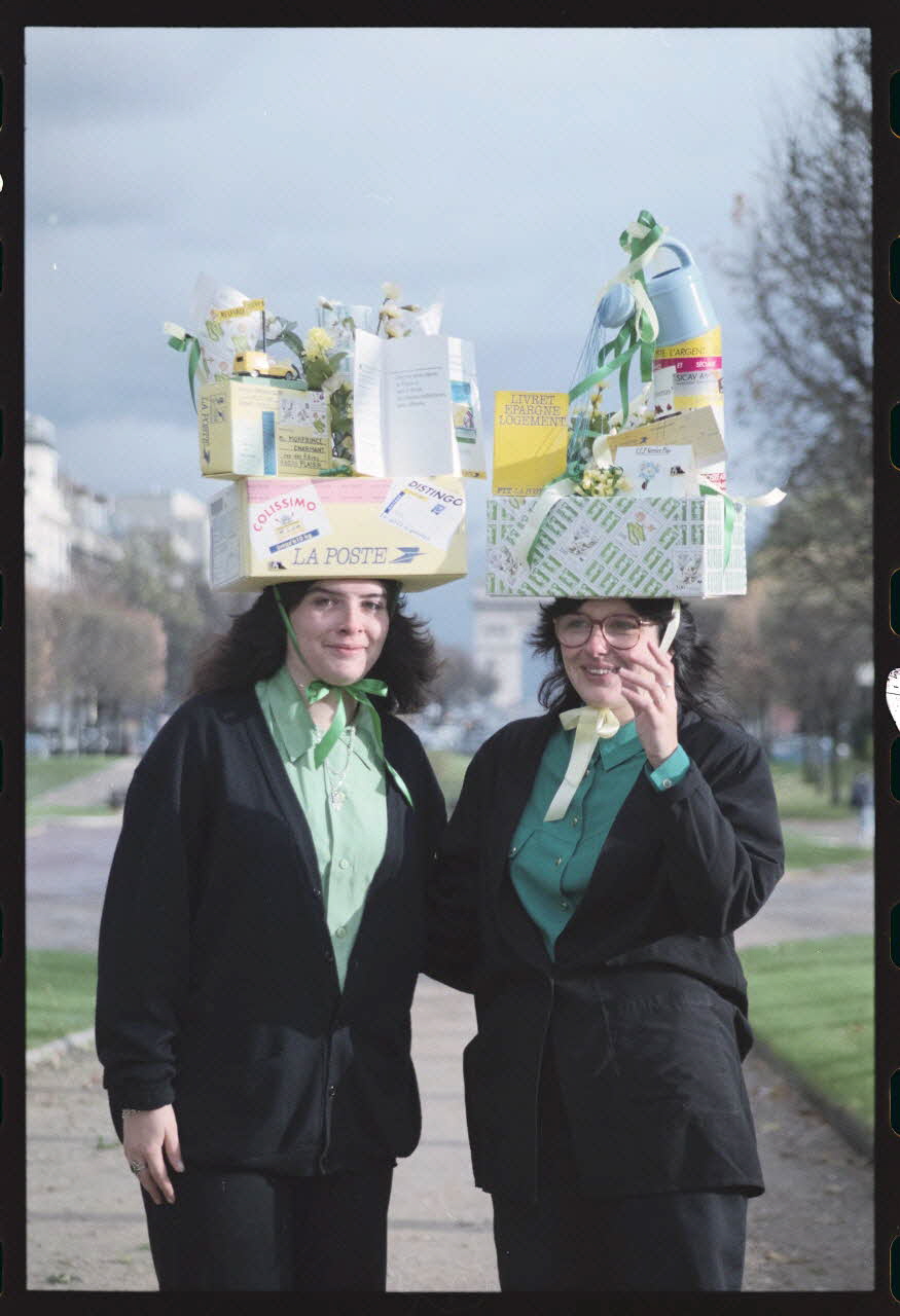 Anonyme photographie Catherinettes du bureau de poste du 17e arrondissement Ile-de-France, France 1993 Ph.1993.85.3 Photo