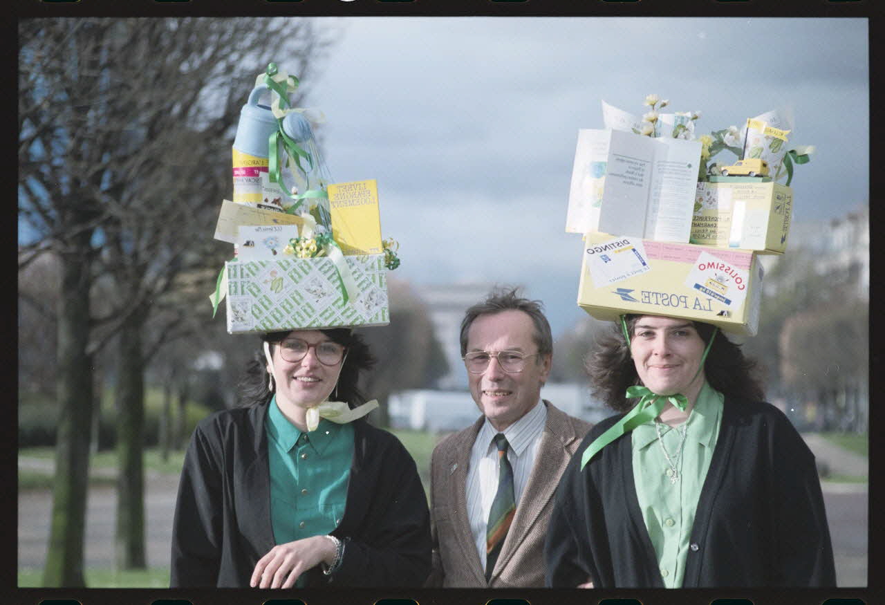 Anonyme photographie Catherinettes du bureau de poste du 17e arrondissement Ile-de-France, France 1993 Ph.1993.85.6 Photo