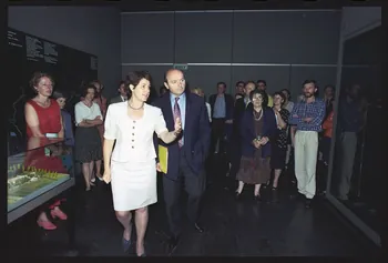 Hervé Jézéquel photographie Visite de Jacques Toubon, Ministre de la Culture et de la Francophonie, au MNATP, le 21 juillet 1994. Jacques Toubon, Guylaine Bouvy, Madame Danton Ile-de-France, France 1994/7/21 Ph.1994.84.10  Photo