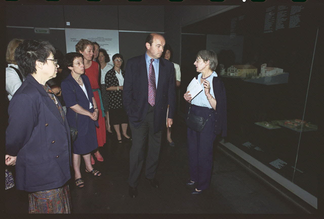 Hervé Jézéquel photographie Visite de Jacques Toubon, Ministre de la Culture et de la Francophonie, au MNATP, le 21 juillet 1994. Jacques Toubon, Florence Pizzorni, Anne Tricaud Ile-de-France, France 1994/7/21 Ph.1994.84.11  Photo