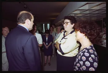 Hervé Jézéquel photographie Visite de Jacques Toubon, Ministre de la Culture et de la Francophonie, au MNATP, le 21 juillet 1994 Ile-de-France, France 1994/7/21 Ph.1994.84.3  Photo